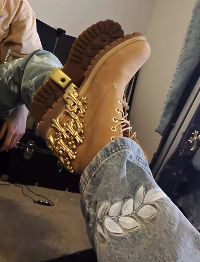 Cross-shaped buckle boots