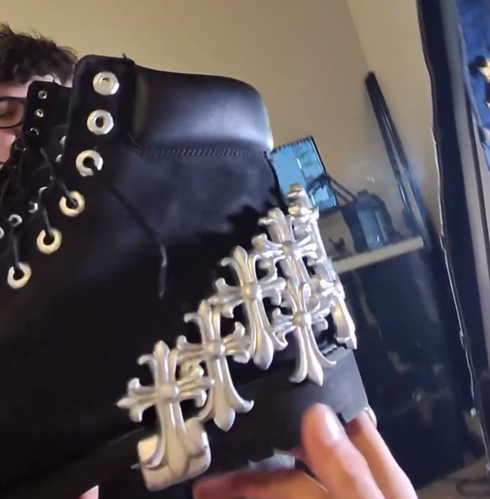 Cross-shaped buckle boots