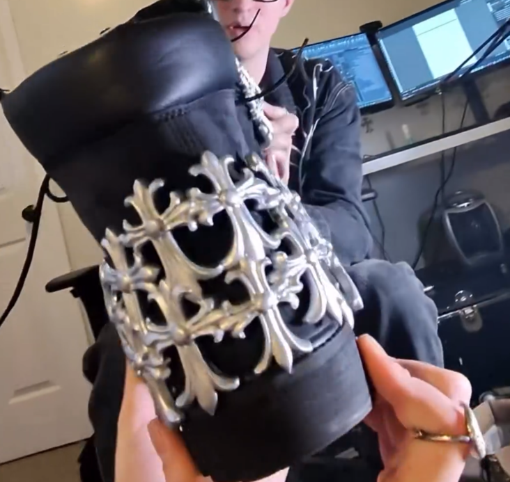 Cross-shaped buckle boots