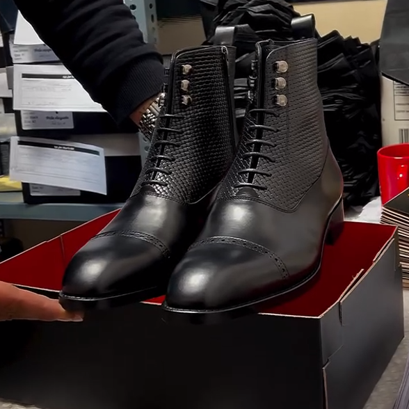 Men's Jones genuine leather textured pointed-toe boots