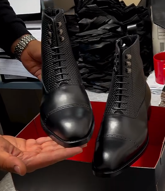 Men's Jones genuine leather textured pointed-toe boots