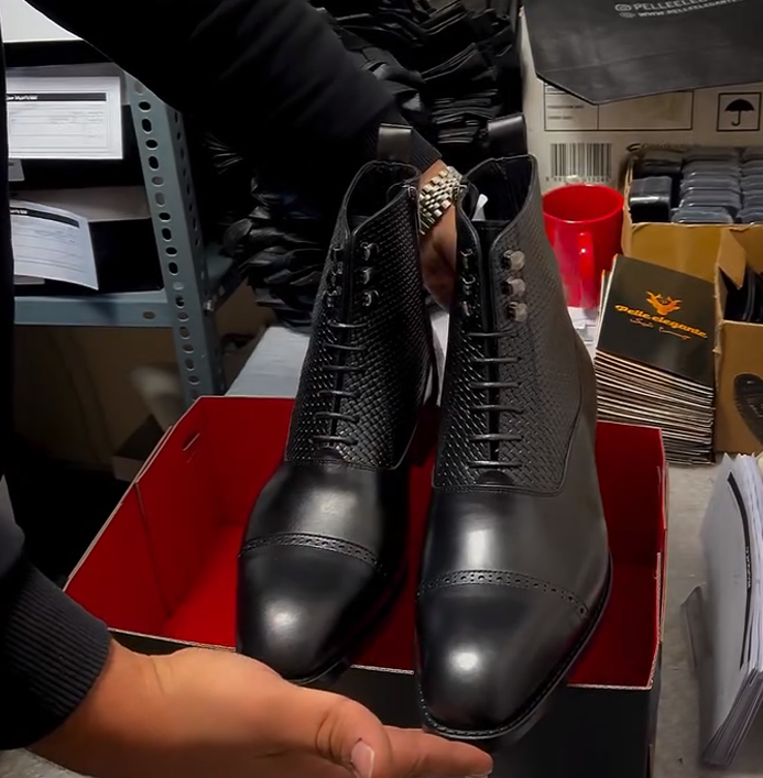 Men's Jones genuine leather textured pointed-toe boots