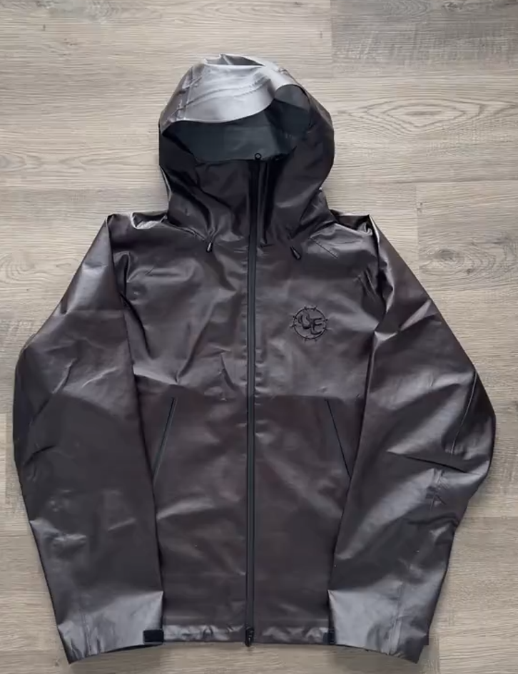 Temperature-sensitive water-repellent camouflage jacket