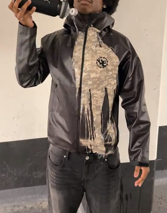 Temperature-sensitive water-repellent camouflage jacket