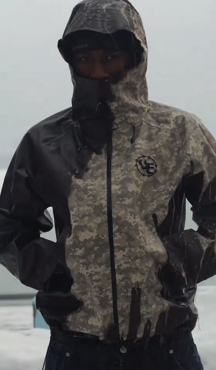 Temperature-sensitive water-repellent camouflage jacket