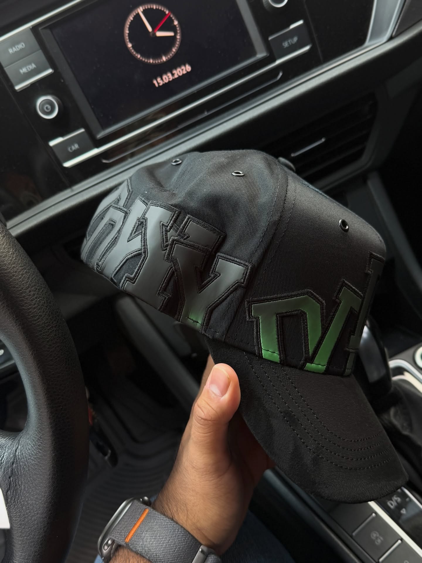 Temperature-sensitive color-changing denim baseball cap