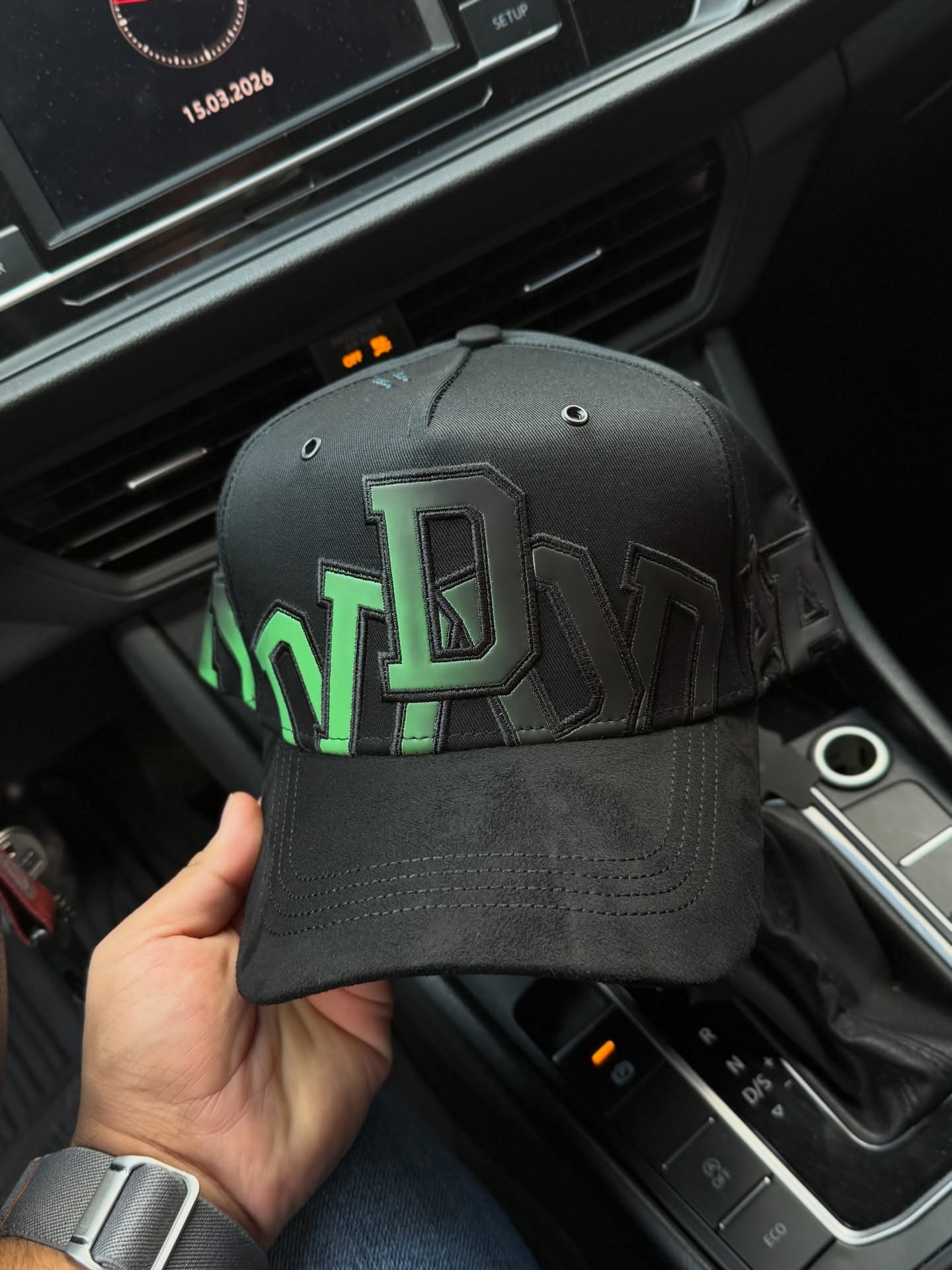 Temperature-sensitive color-changing denim baseball cap