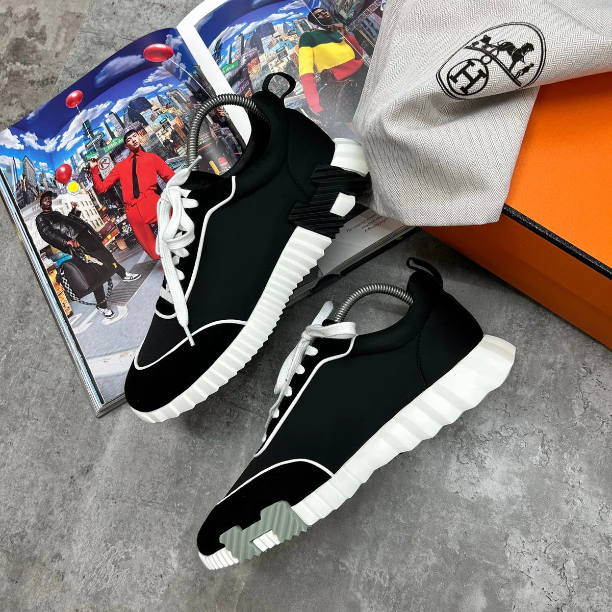 H TRAINERS - BLACK / WHITE