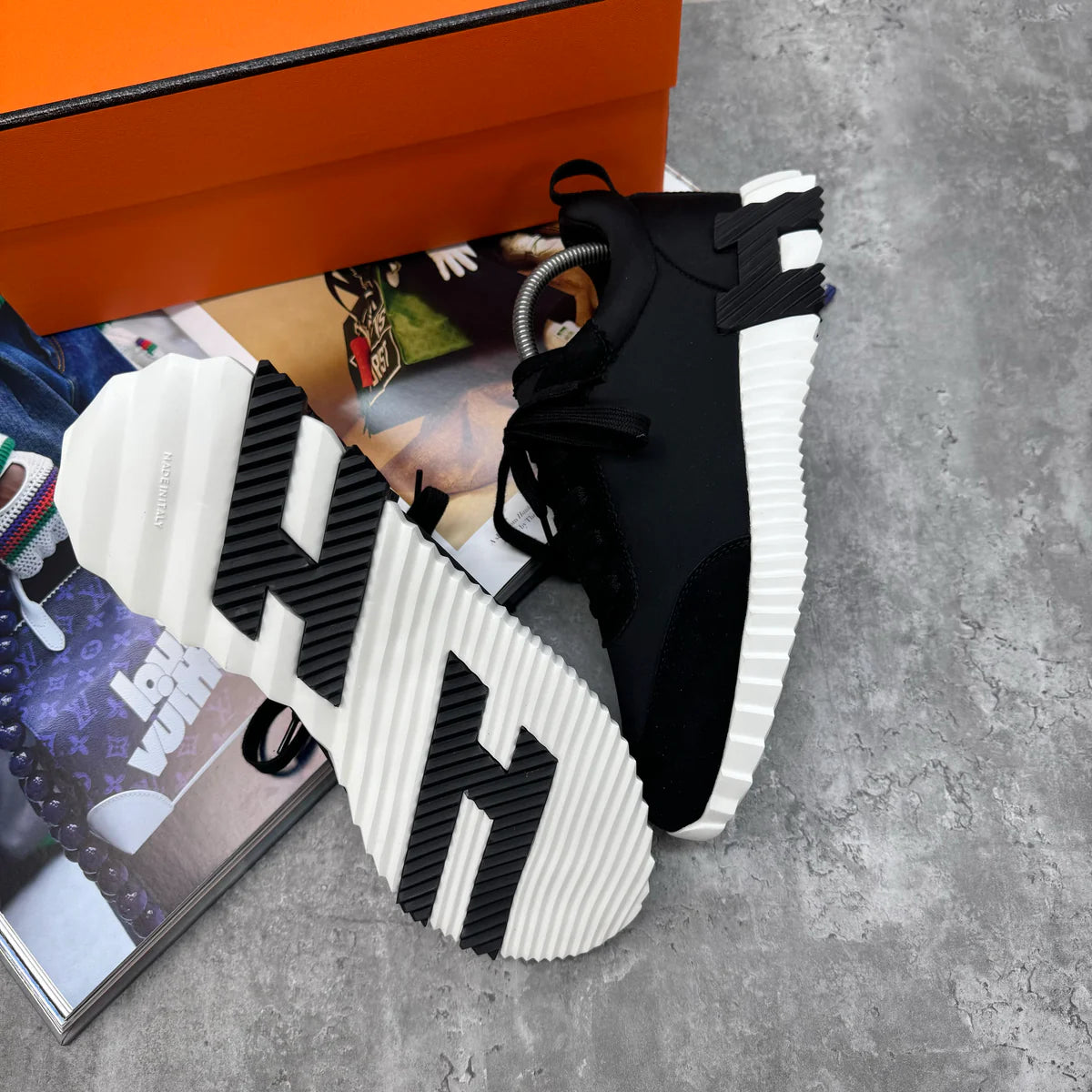 H TRAINERS - BLACK / WHITE