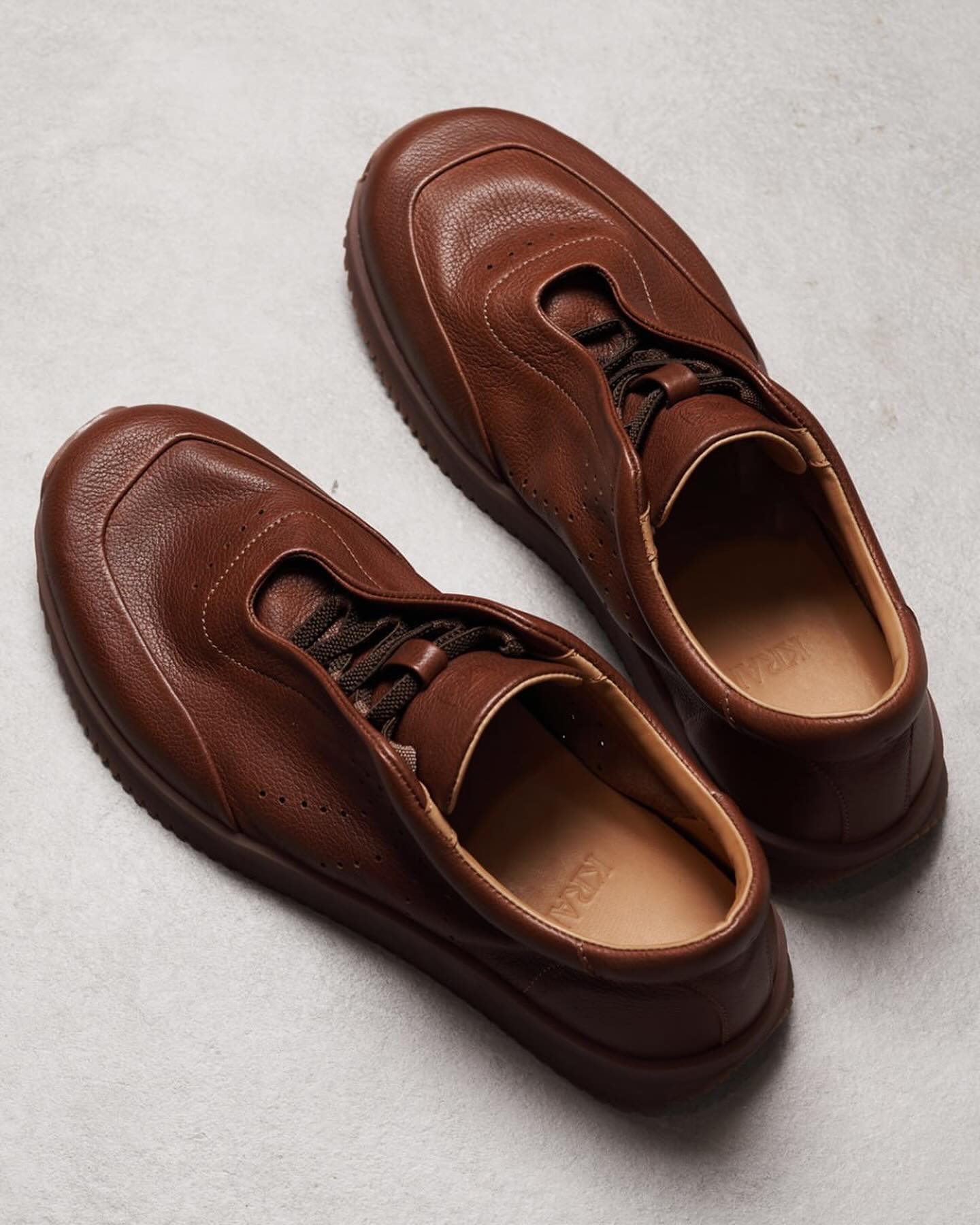 Lightweight leather breathable athletic shoes