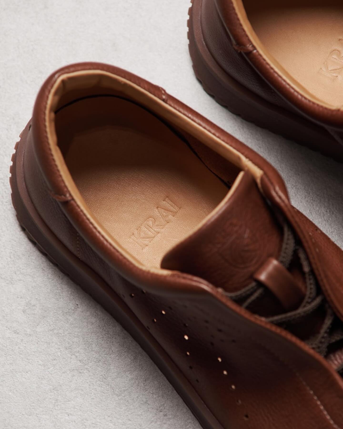 Lightweight leather breathable athletic shoes