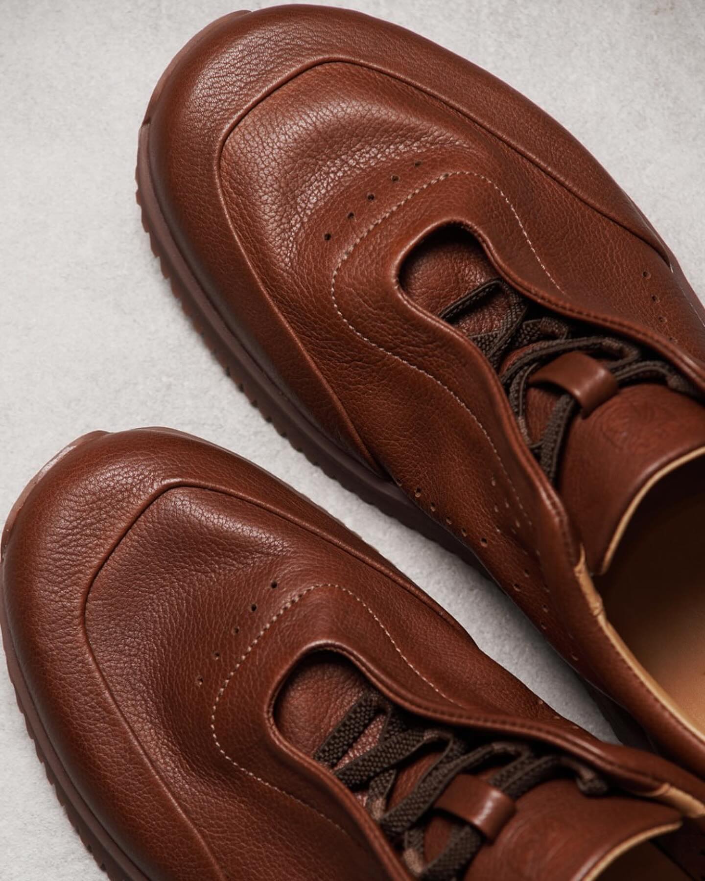 Lightweight leather breathable athletic shoes