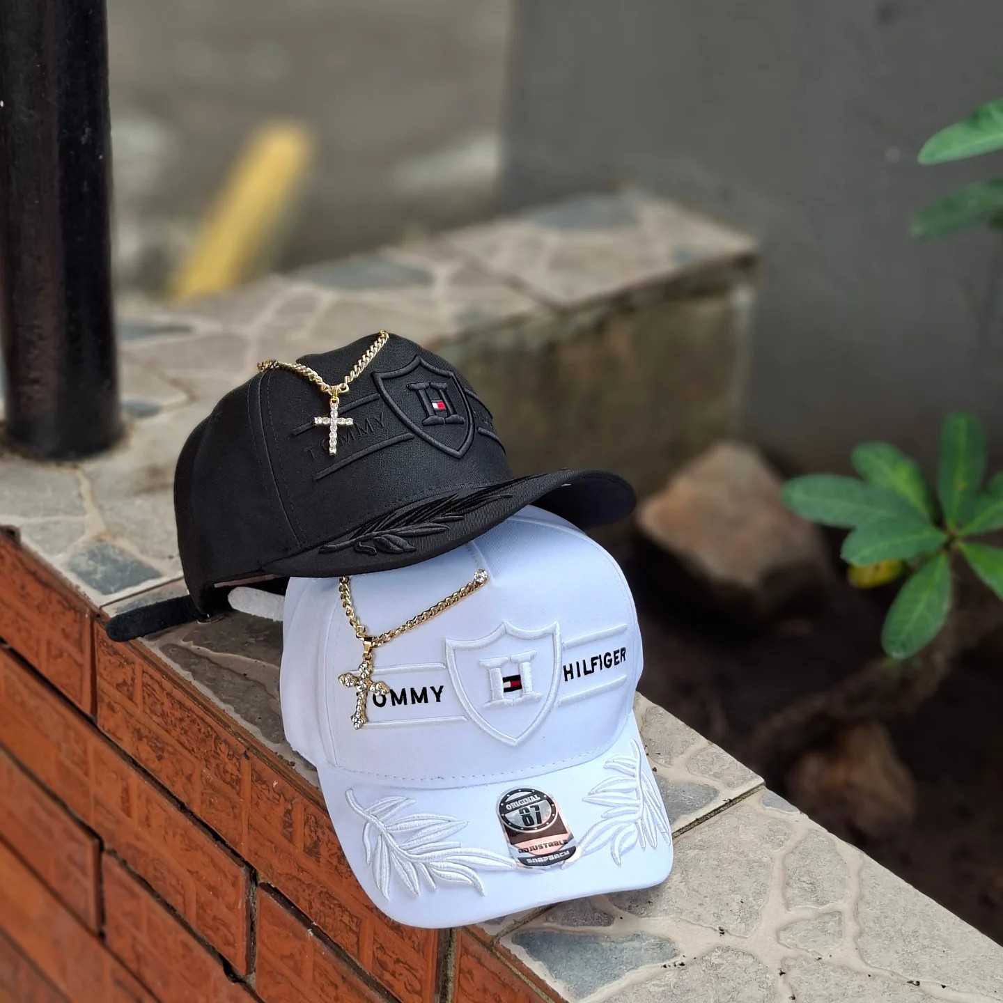 Classic baseball cap with chain decoration