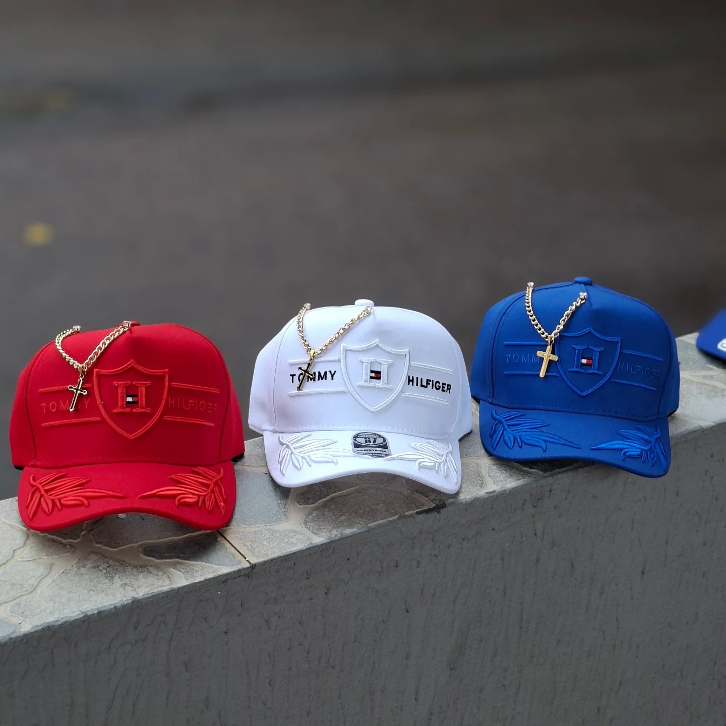 Classic baseball cap with chain decoration