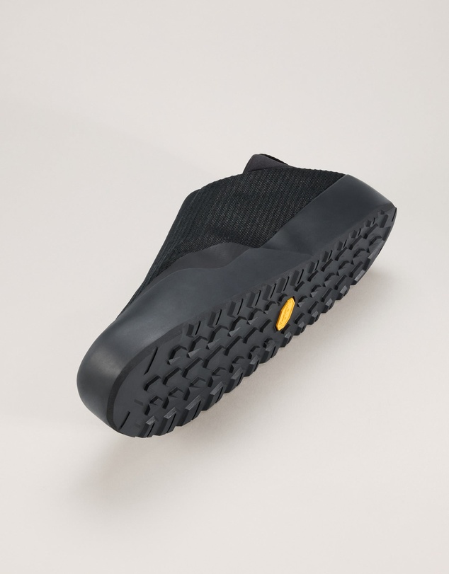 Rubber-soled slip-on canvas shoes