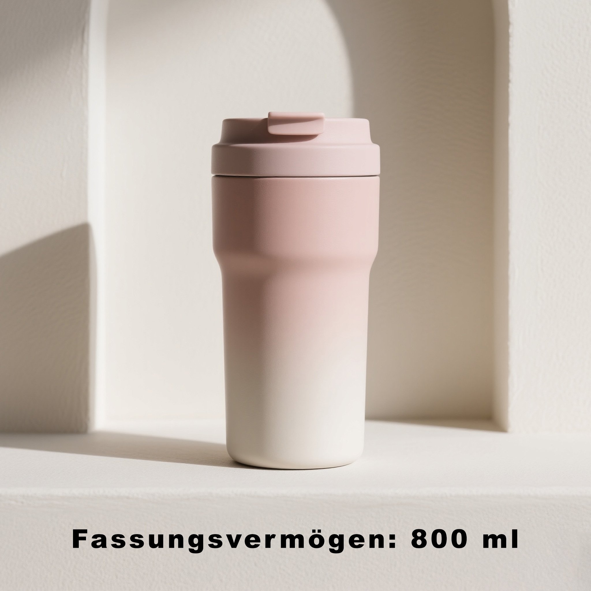 Thermobecher aus Edelstahl auf dem Schreibtisch