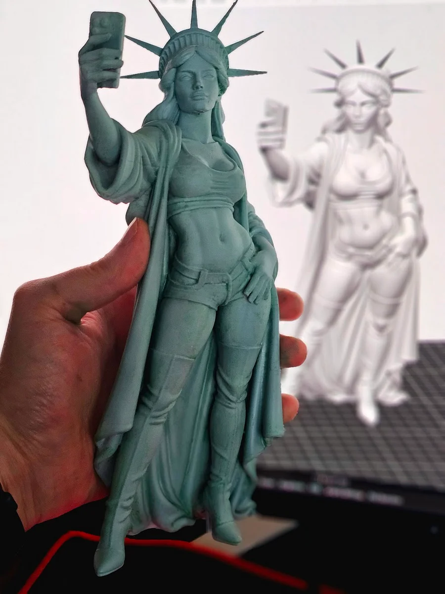 Statue of Liberty Selfie Figurine – 250th Anniversary Commemorative Edition