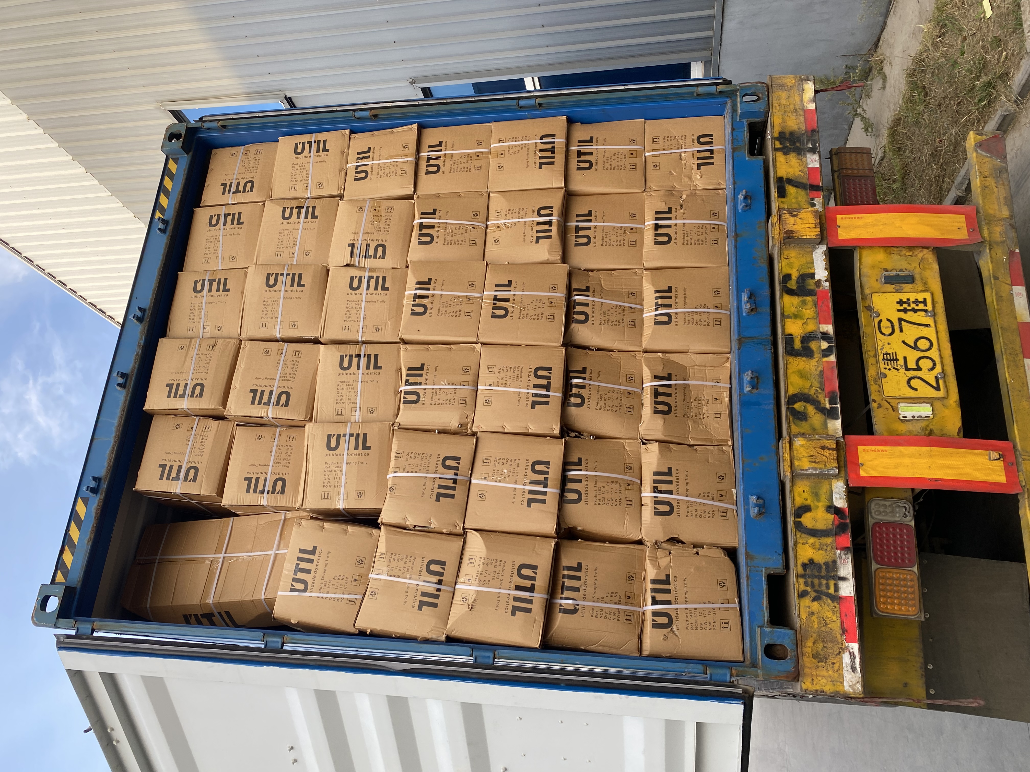 Truck fully loaded with packaged shopping cart cartons, orderly loading for Reliable Shipping and overseas order delivery