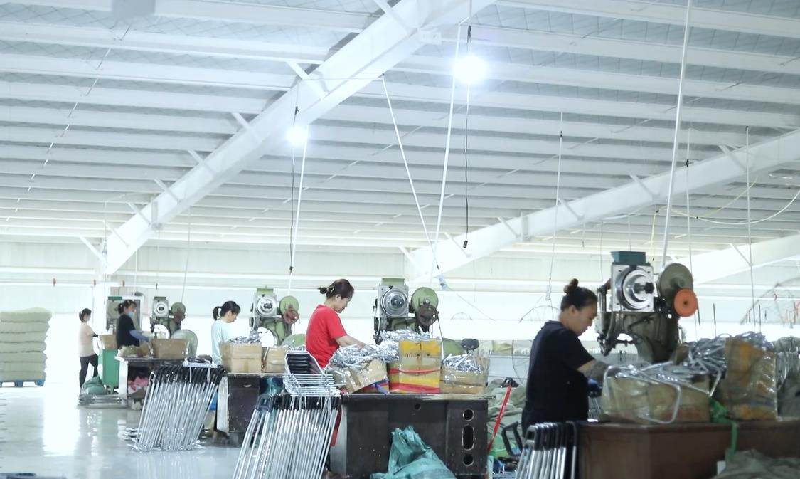 Strongbird shopping cart manufacturer factory production workshop with skilled workers assembling foldable shopping carts