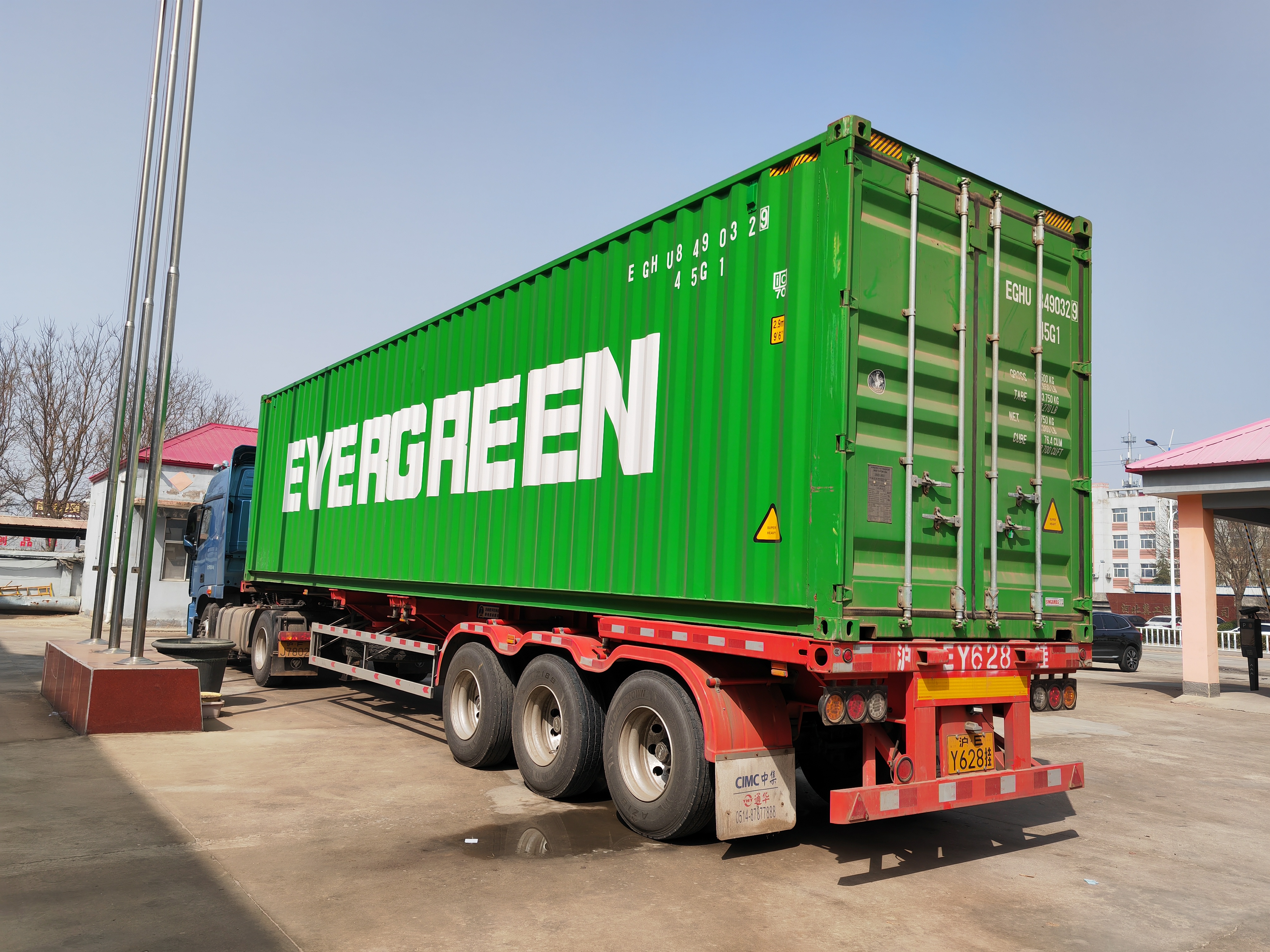 {"default":"Design team working at computers in an office, creating product designs and graphics"}
