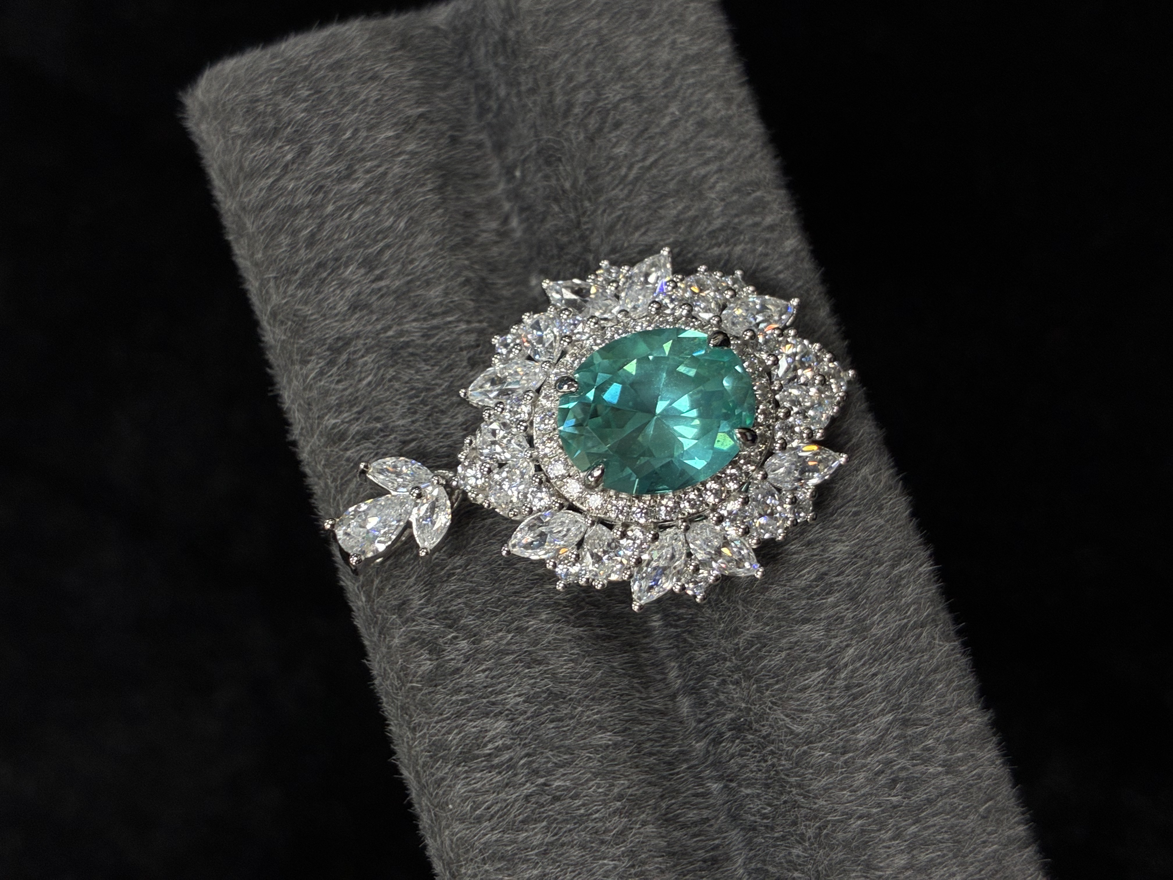 Stunning Oval Lab‑Grown Green Sapphire Pendant 925 Sterling Silver