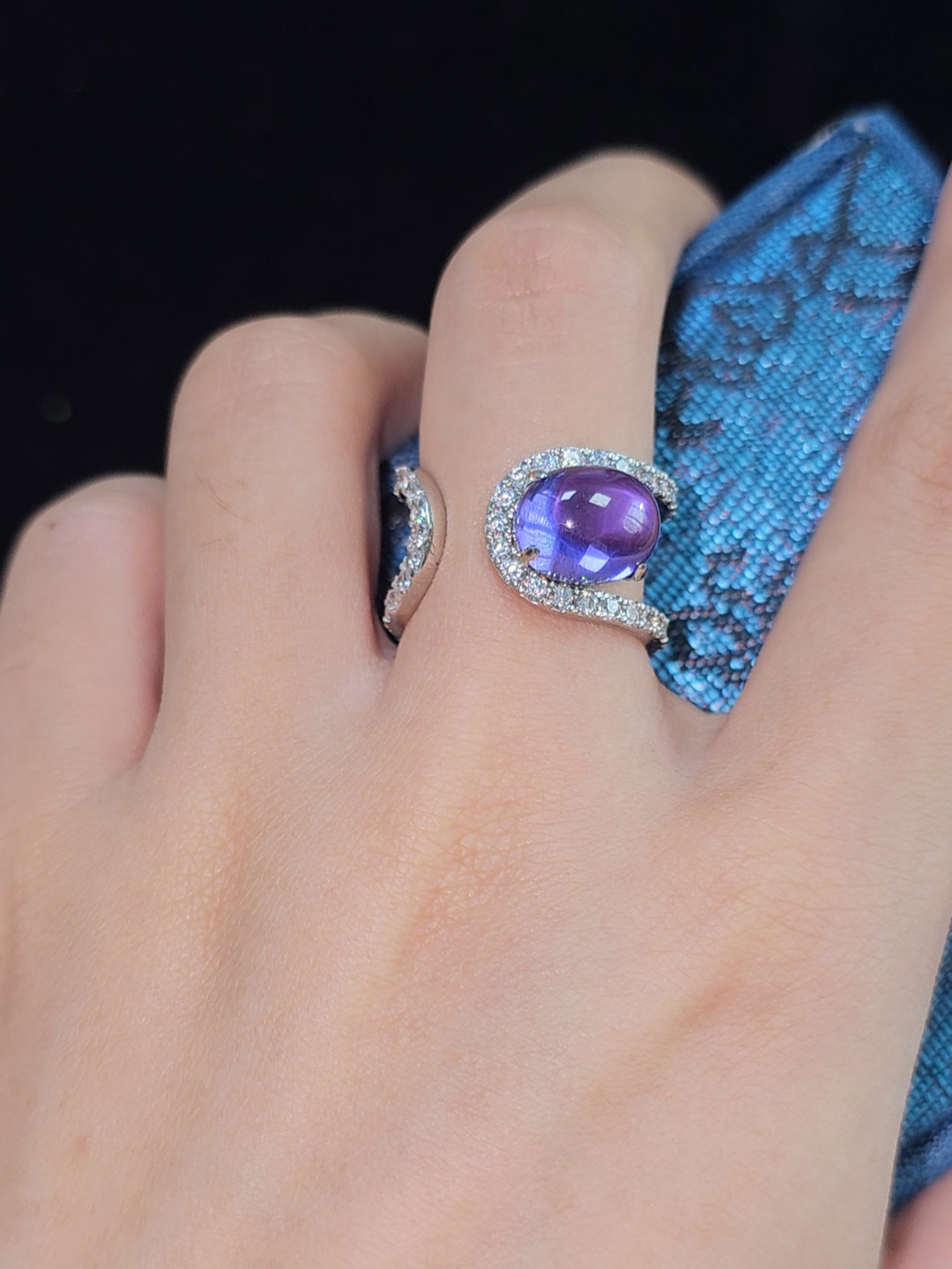 An exquisite gem ring, with egg noodles as the main stone and rich and moist purple sapphire.