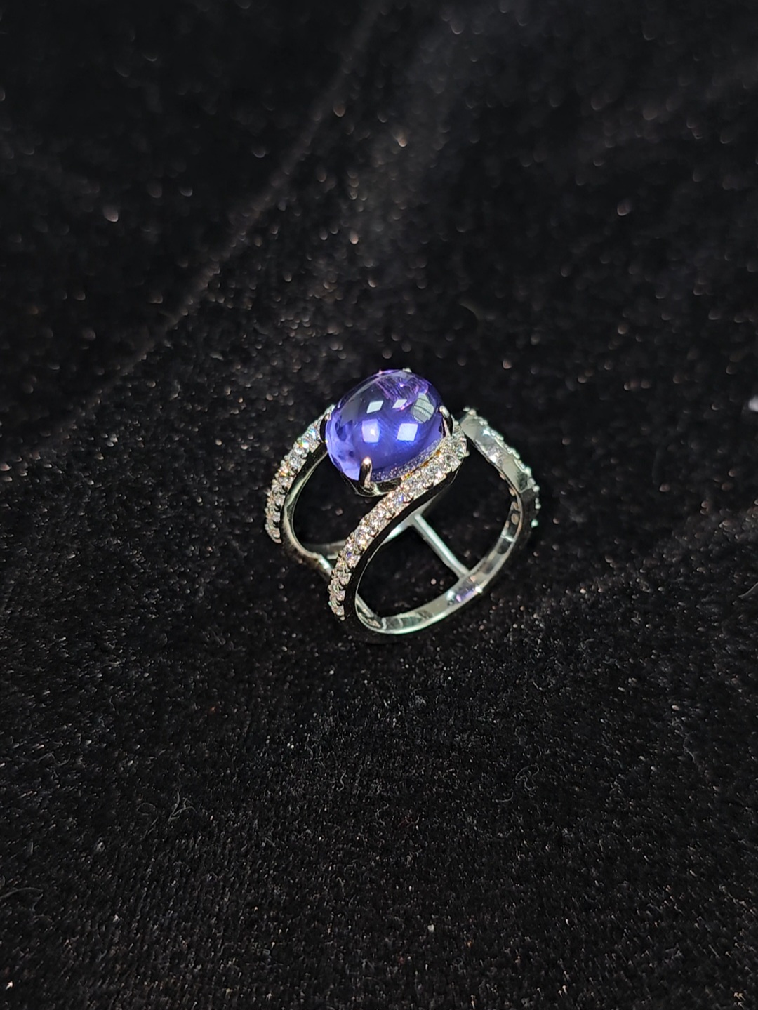 An exquisite gem ring, with egg noodles as the main stone and rich and moist purple sapphire.