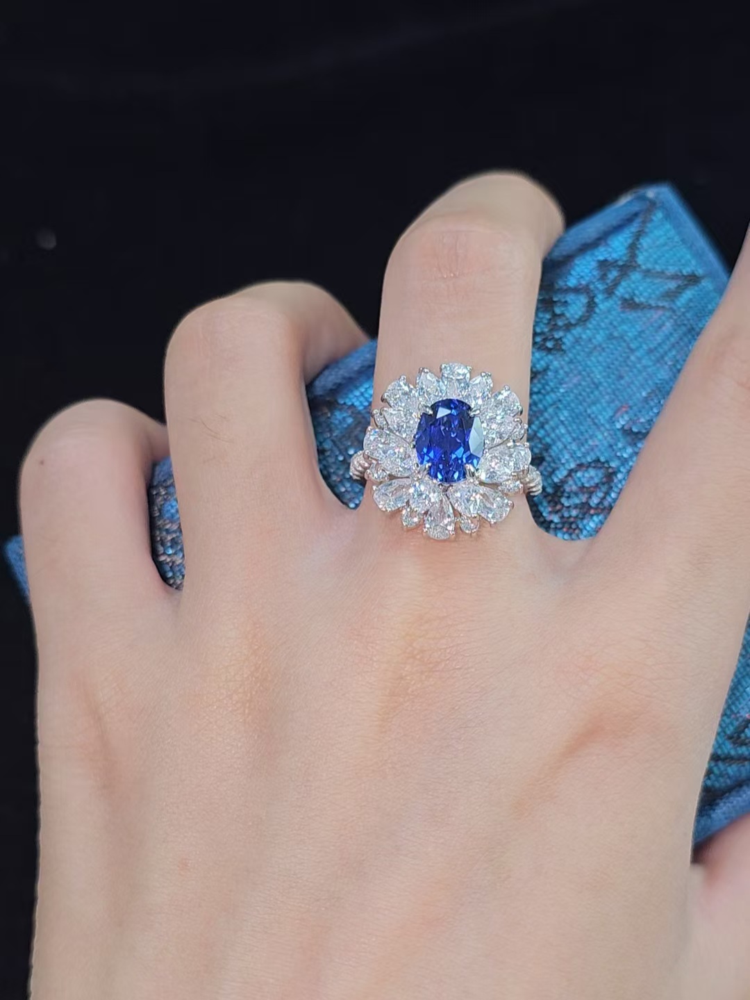 An exquisite gem ring, inlaid with a cultivated sapphire, is gentle and temperament.