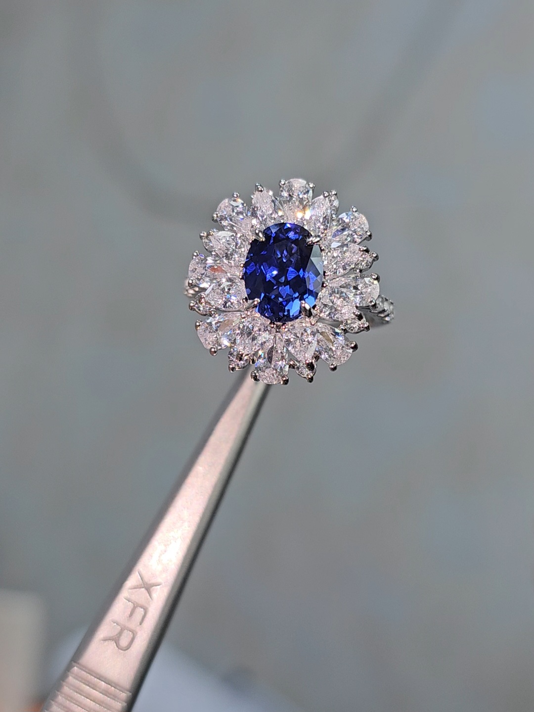 An exquisite gem ring, inlaid with a cultivated sapphire, is gentle and temperament.