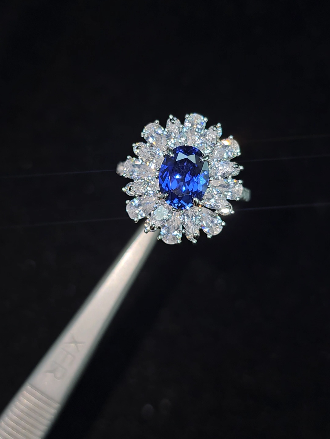 An exquisite gem ring, inlaid with a cultivated sapphire, is gentle and temperament.