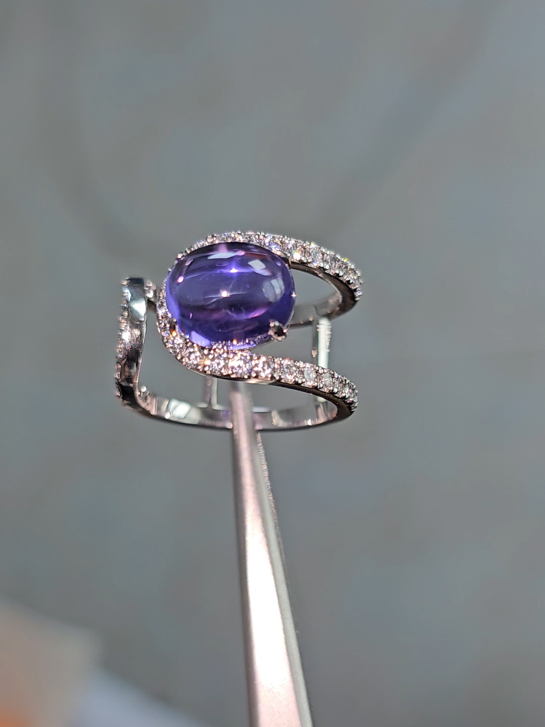 An exquisite gem ring, with egg noodles as the main stone and rich and moist purple sapphire.