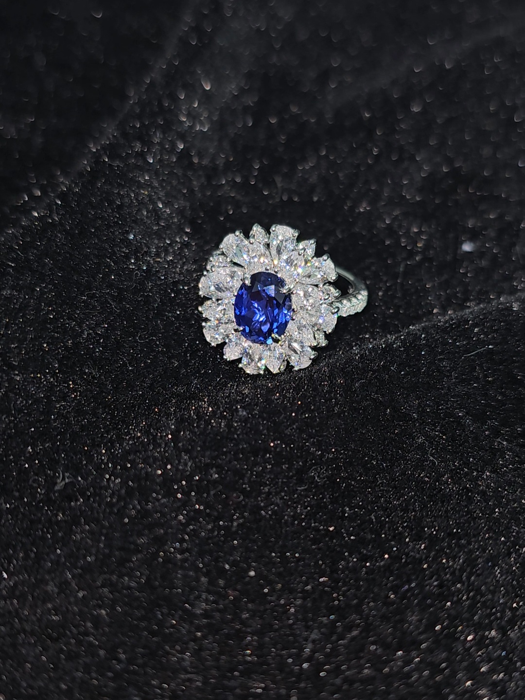 An exquisite gem ring, inlaid with a cultivated sapphire, is gentle and temperament.