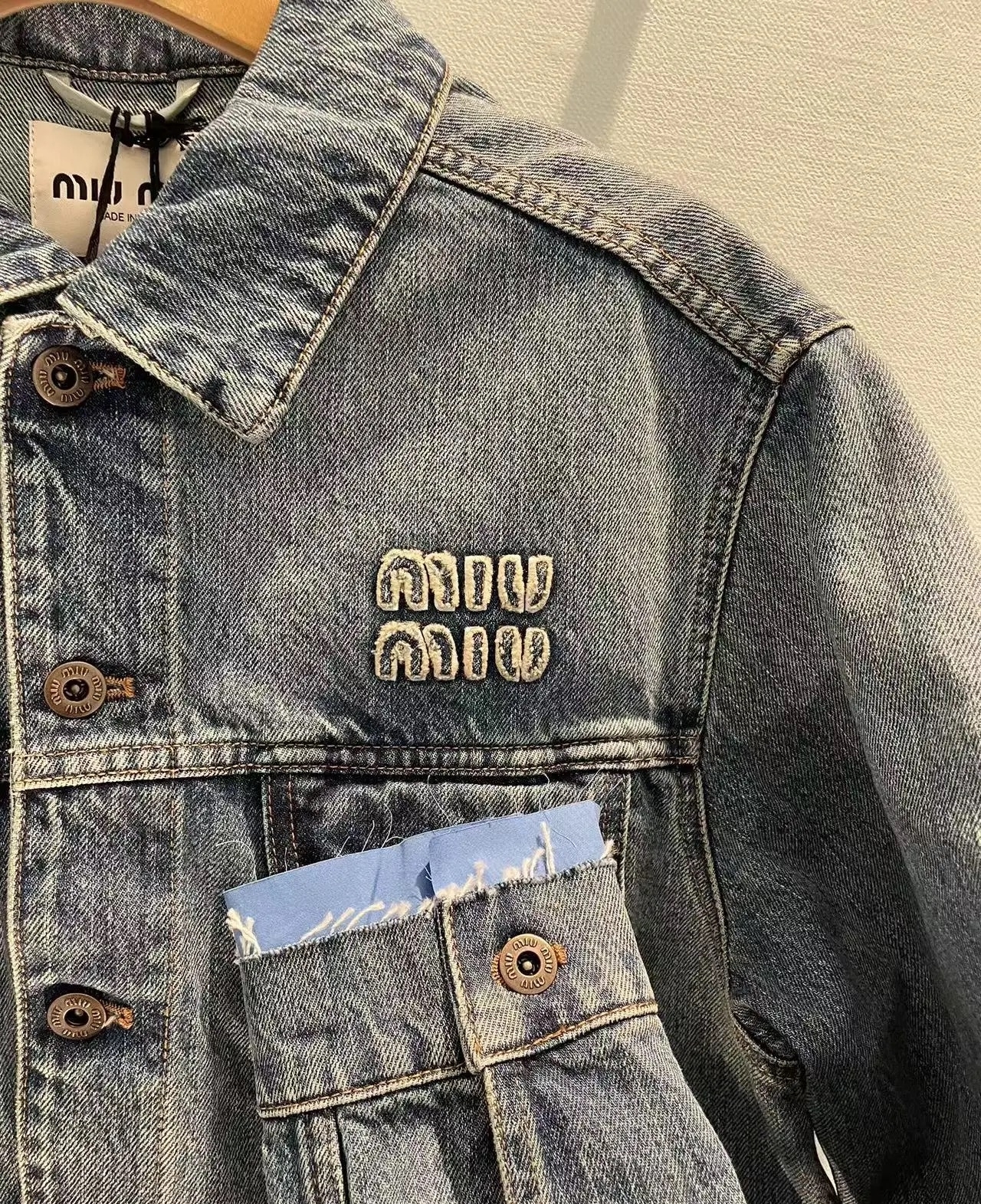 MIU new monogrammed embroidered lapel denim jacket