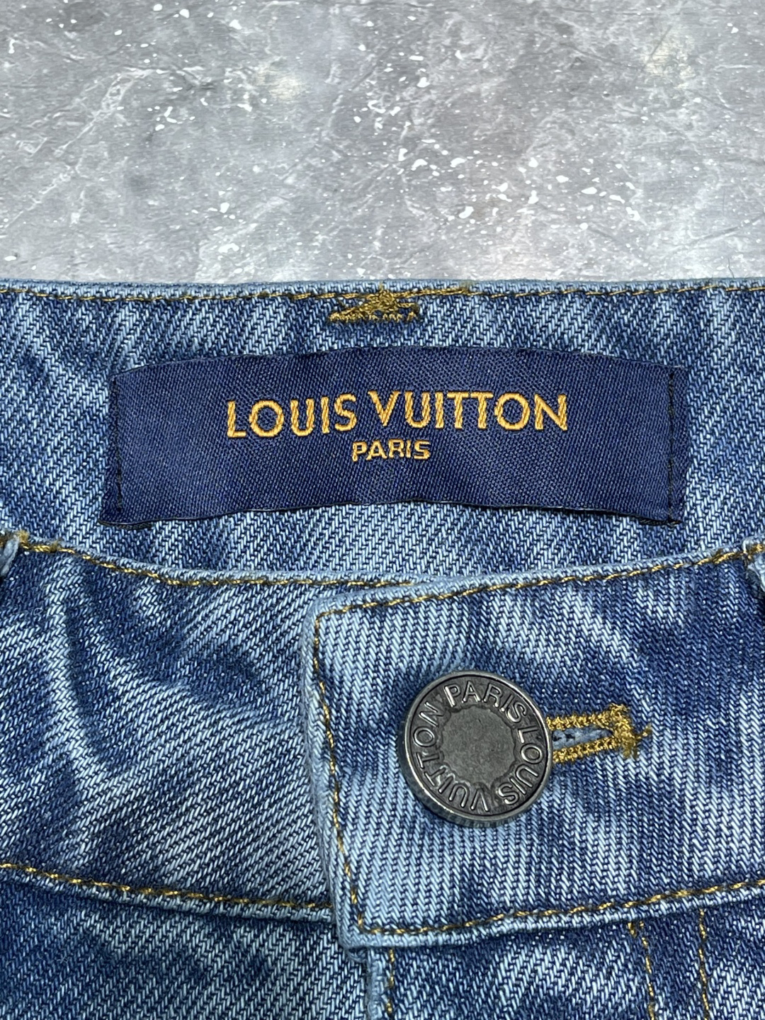 1v Back Pocket Letter Embroidered Shorts