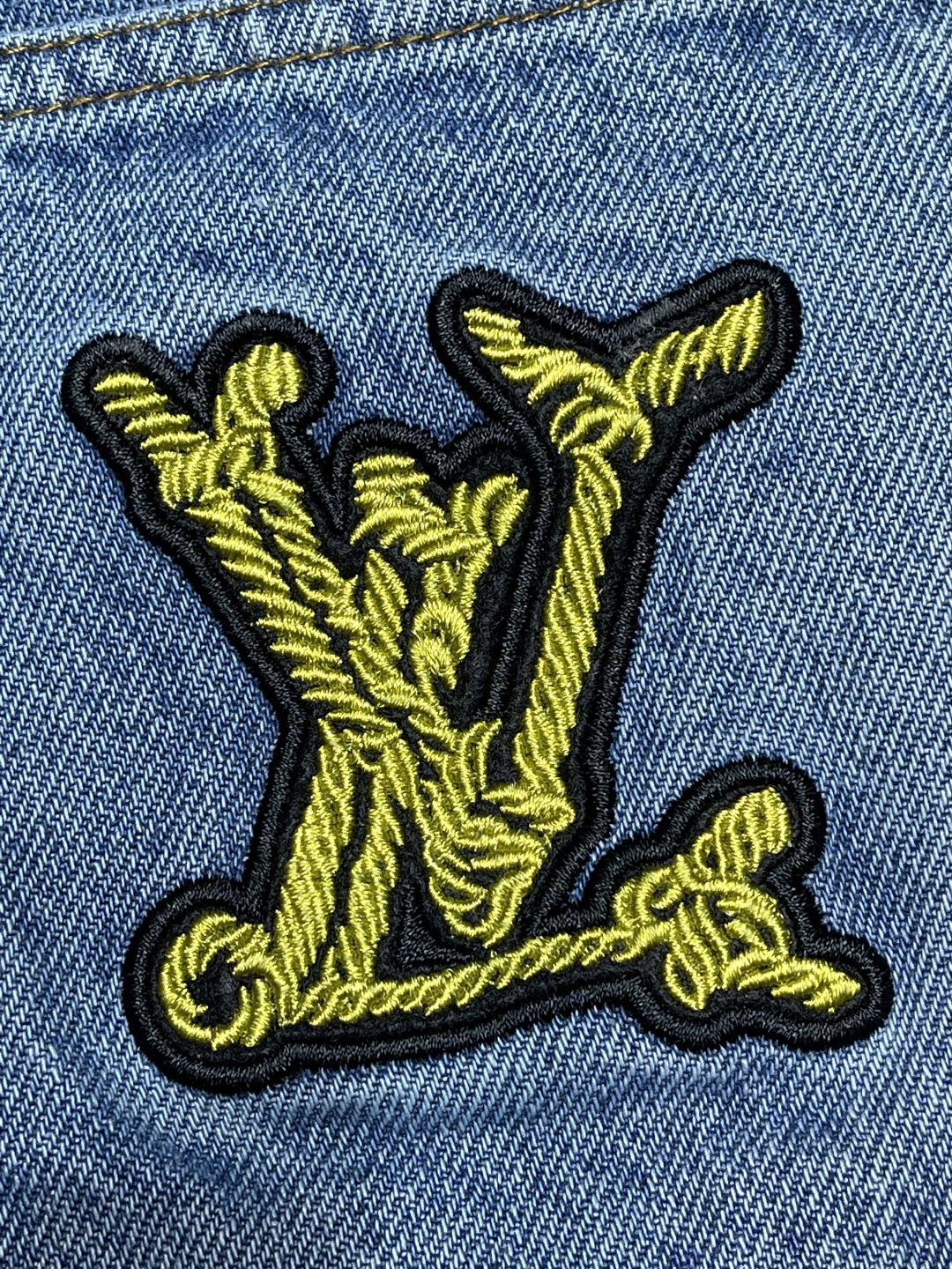 1v Back Pocket Letter Embroidered Shorts