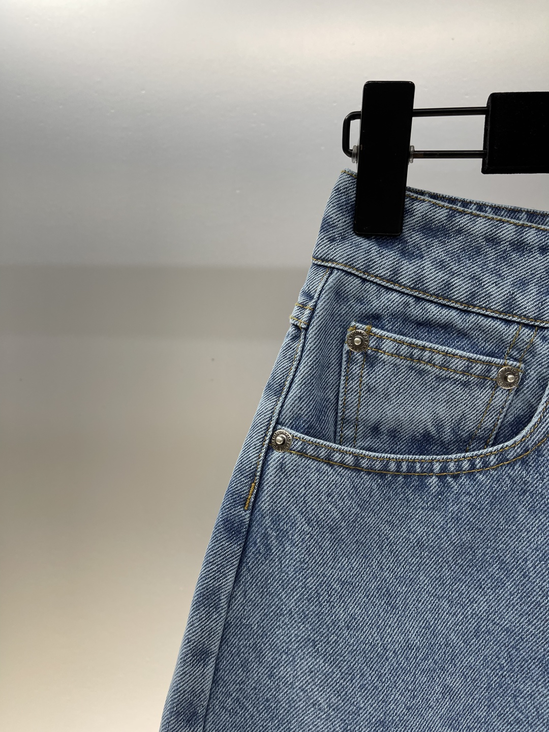 1v Back Pocket Letter Embroidered Shorts