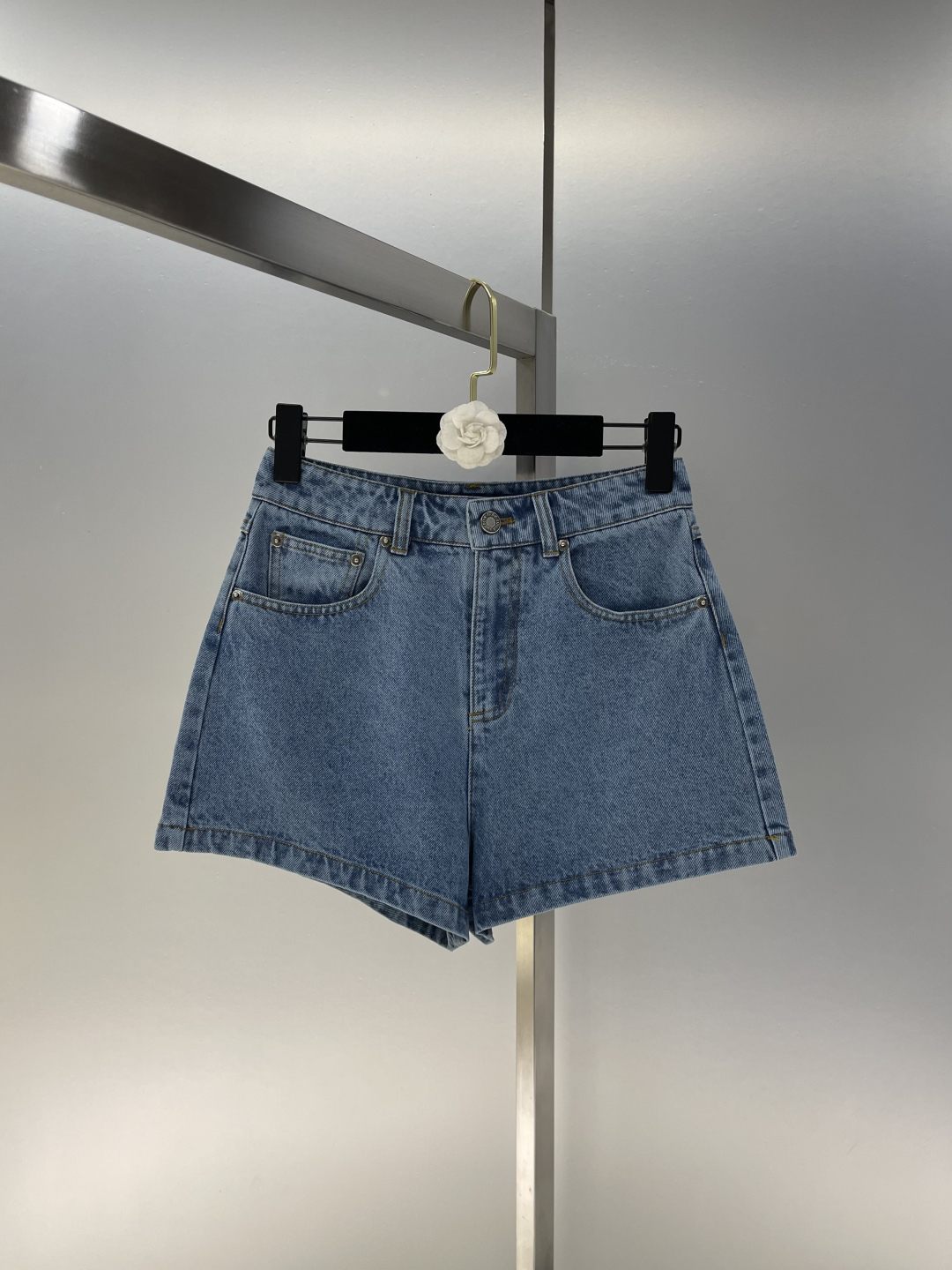 1v Back Pocket Letter Embroidered Shorts