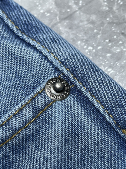 1v Back Pocket Letter Embroidered Shorts