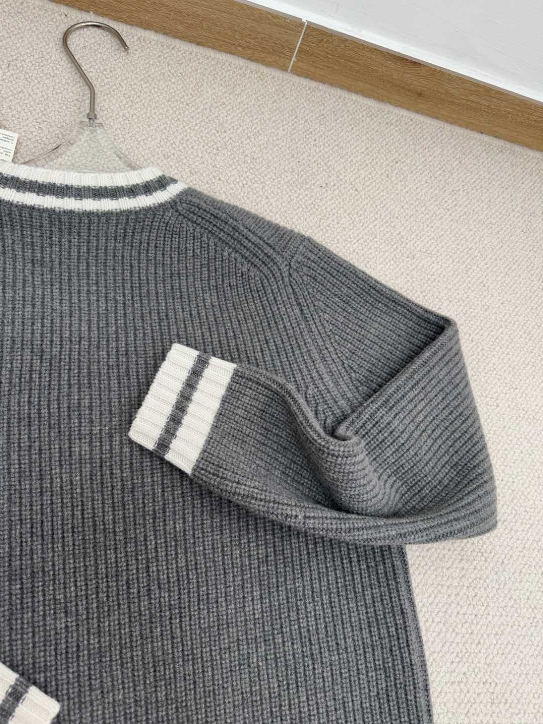 Miu25 New V-Neck White Trim Knit Sweater