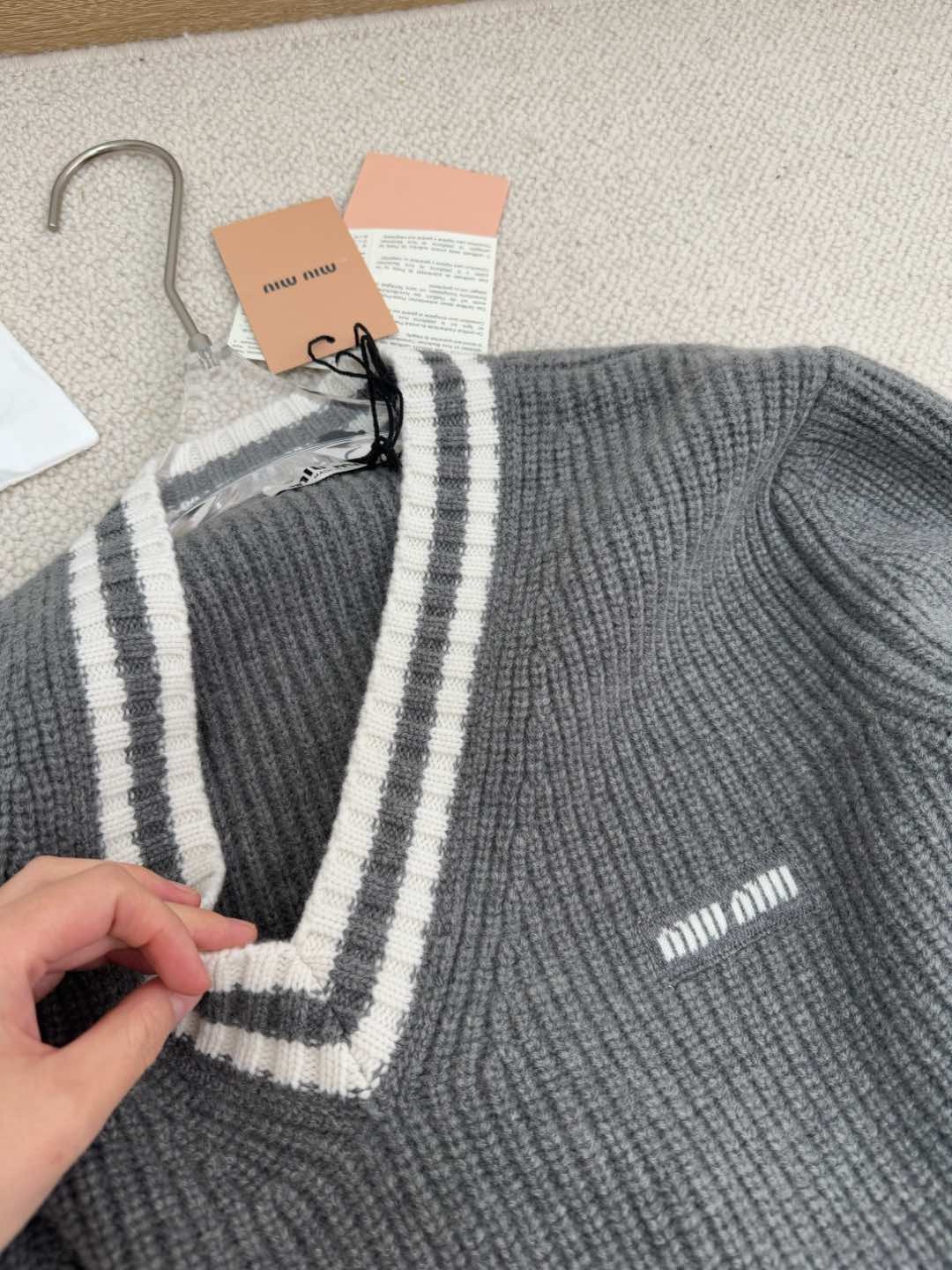 Miu25 New V-Neck White Trim Knit Sweater