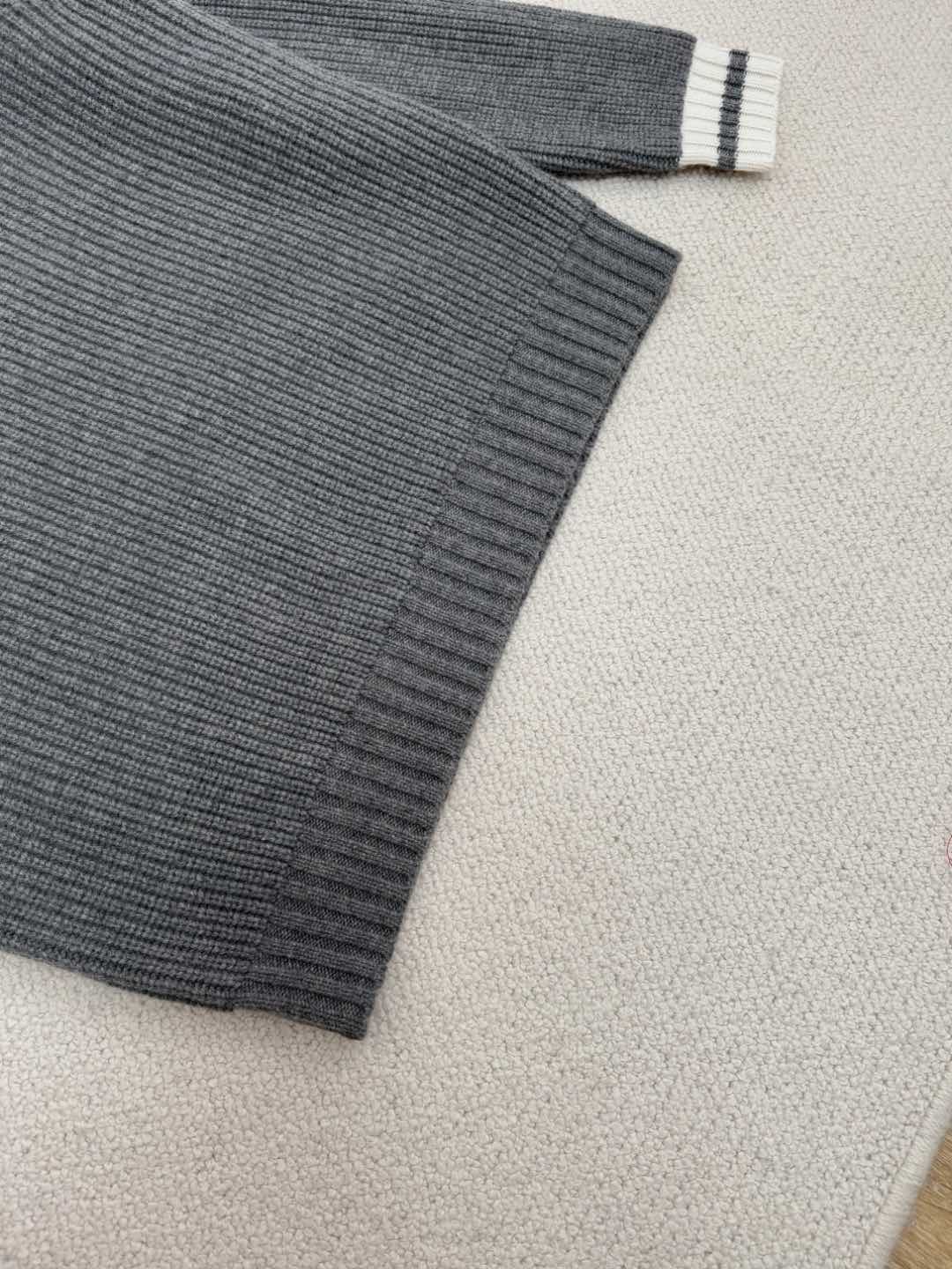 Miu25 New V-Neck White Trim Knit Sweater