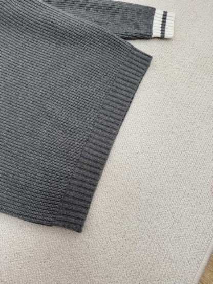 Miu25 New V-Neck White Trim Knit Sweater