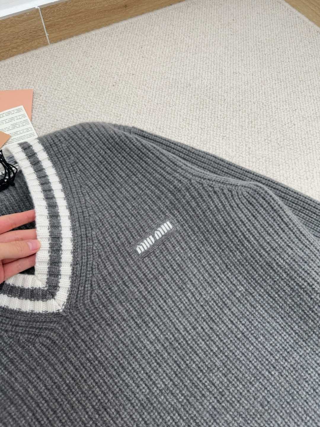 Miu25 New V-Neck White Trim Knit Sweater