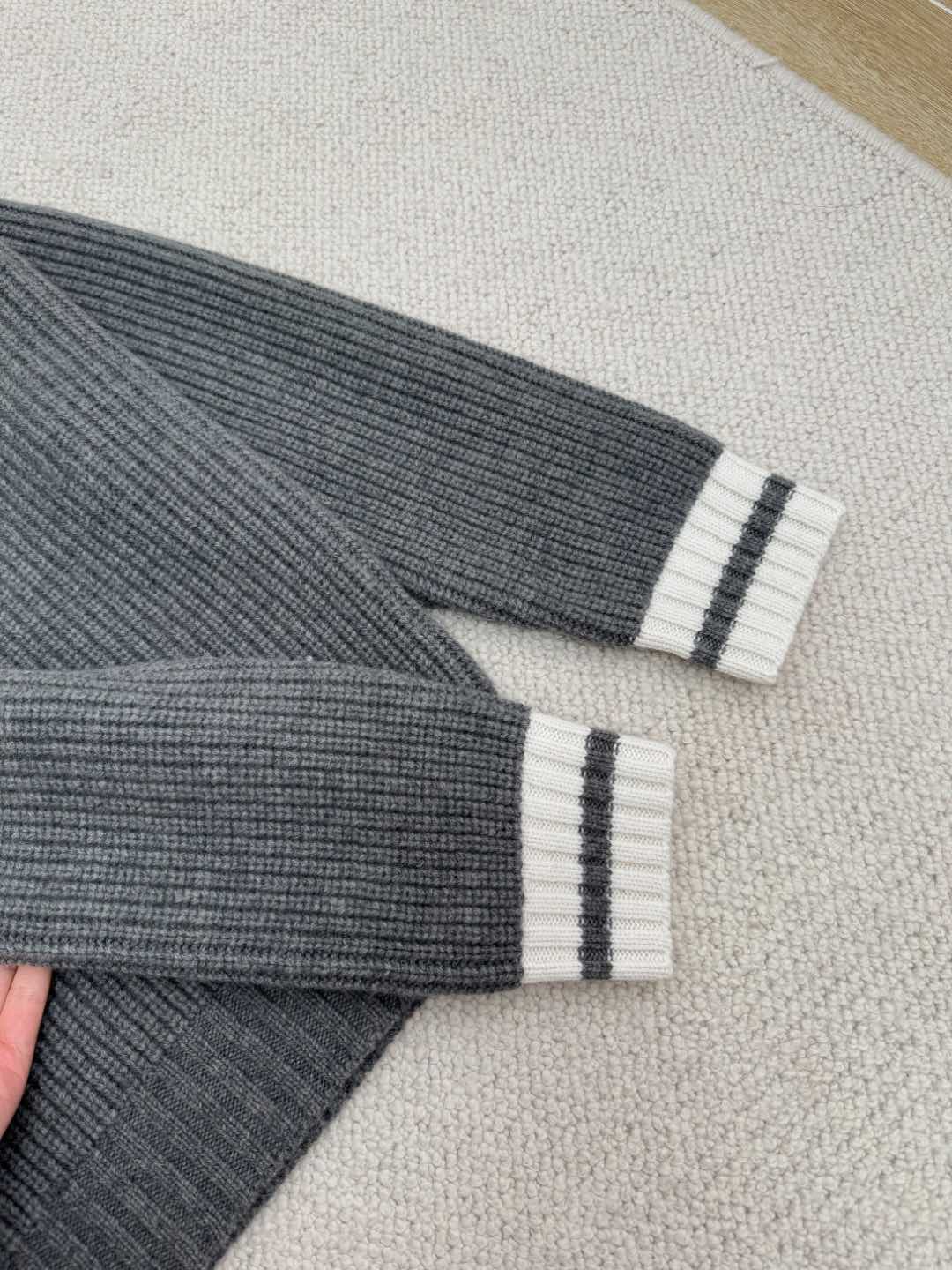 Miu25 New V-Neck White Trim Knit Sweater