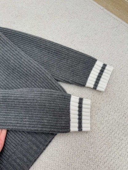 Miu25 New V-Neck White Trim Knit Sweater