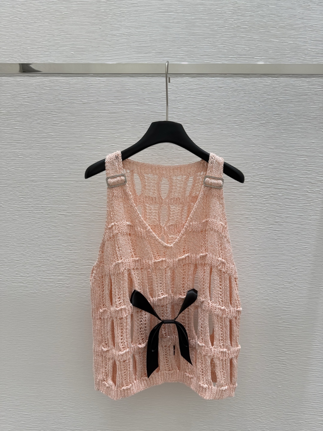 CHANE25SS V-neck cut-out knit vest