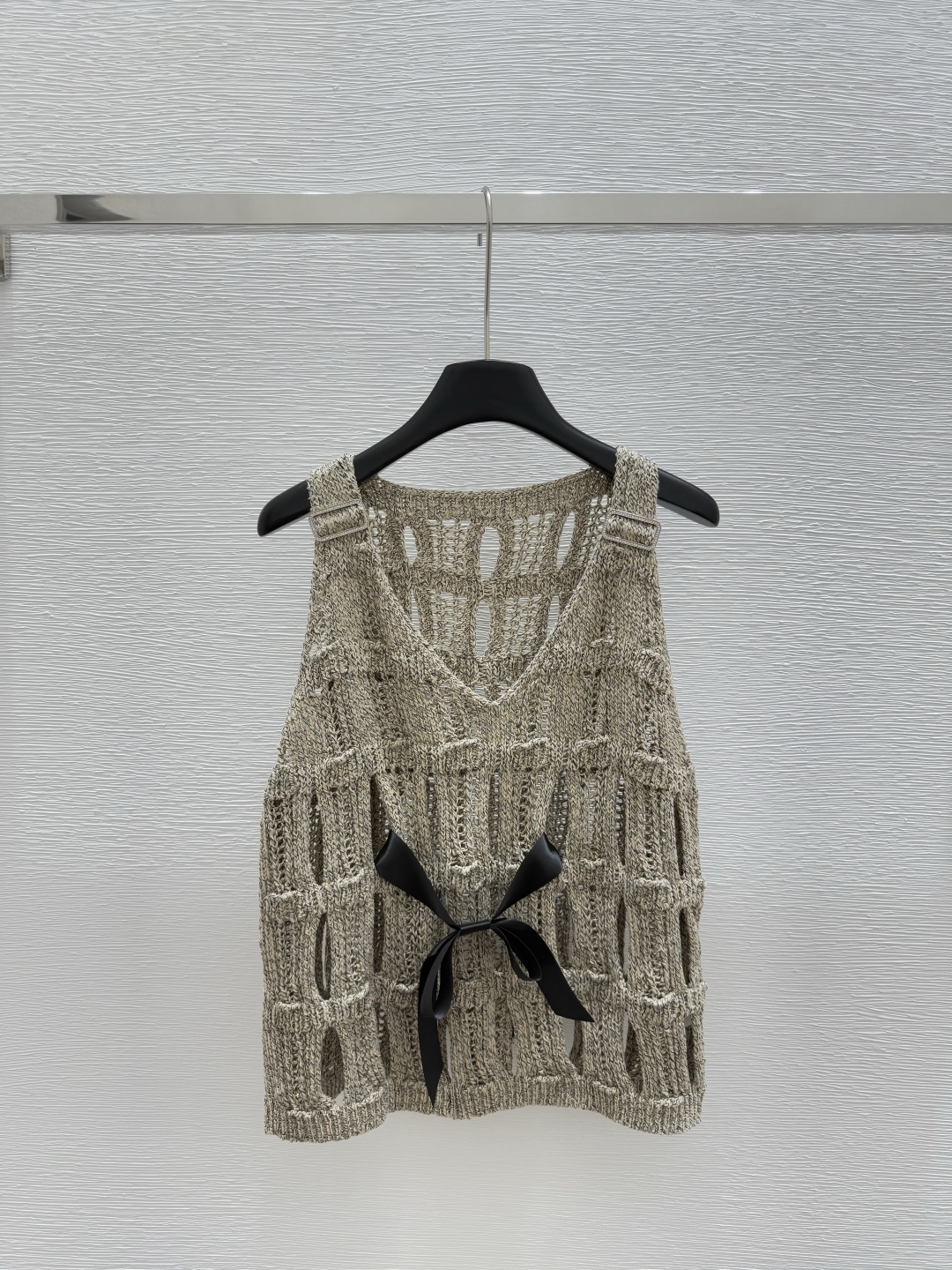 CHANE25SS V-neck cut-out knit vest