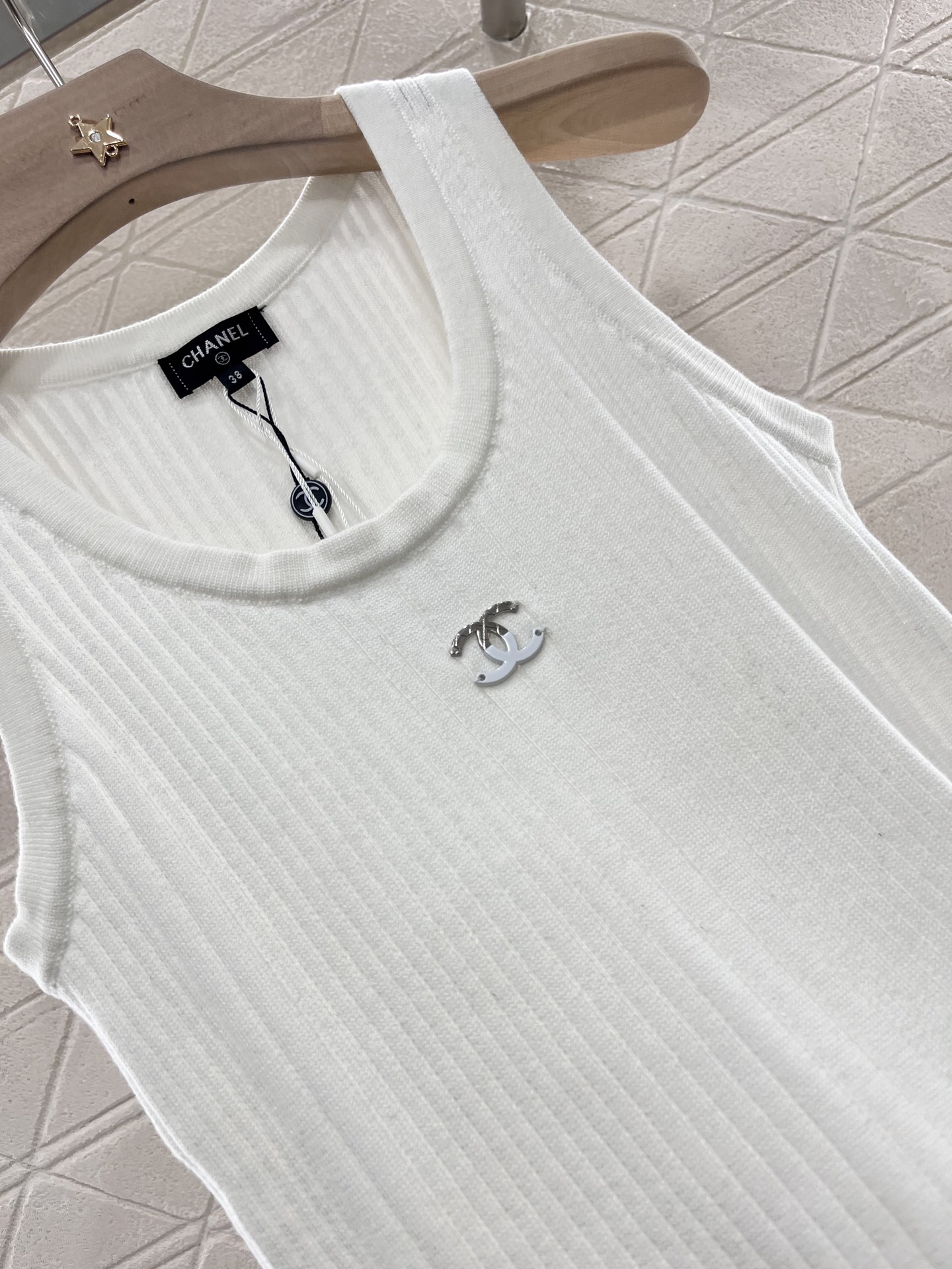 CHANE25SS three-dimensional patterned knitted vest