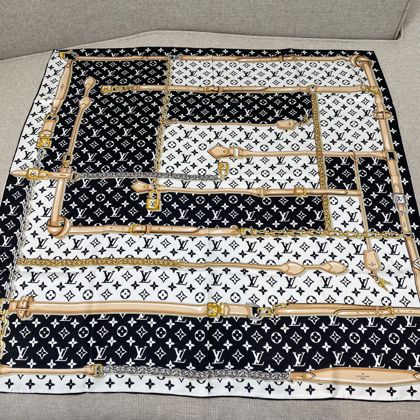 LU 90x90cm black and white colour block twill square scarf