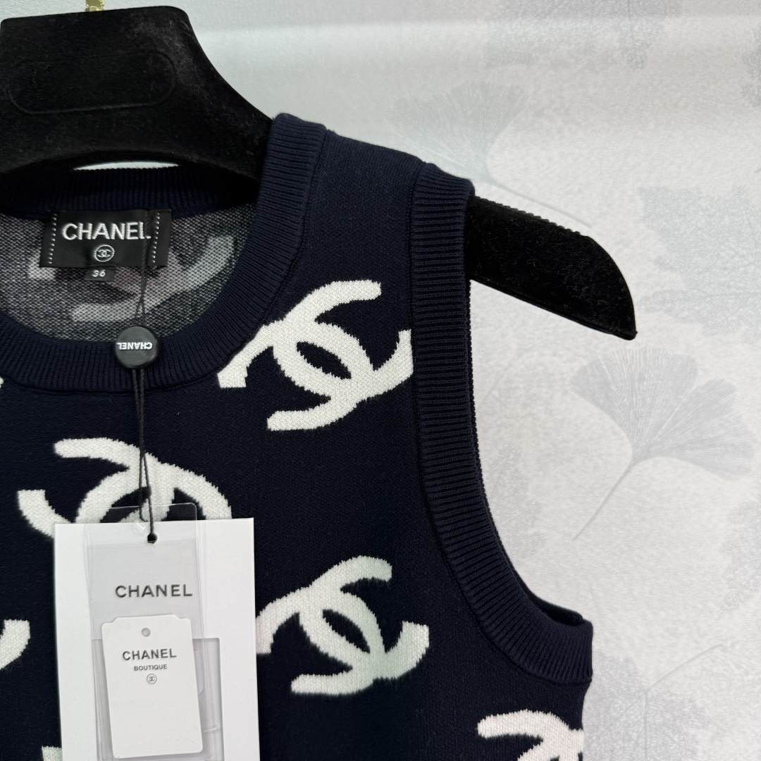 CHANE25SS Double C Crew Neck Knit Vest